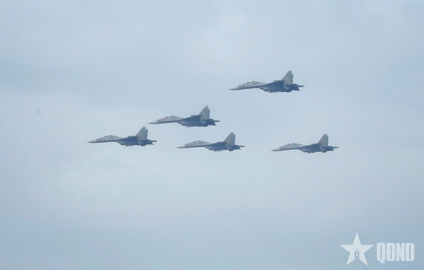 Clip SU-30MK2 cùng trực thăng Mi hợp luyện trên bầu trời Hà Nội